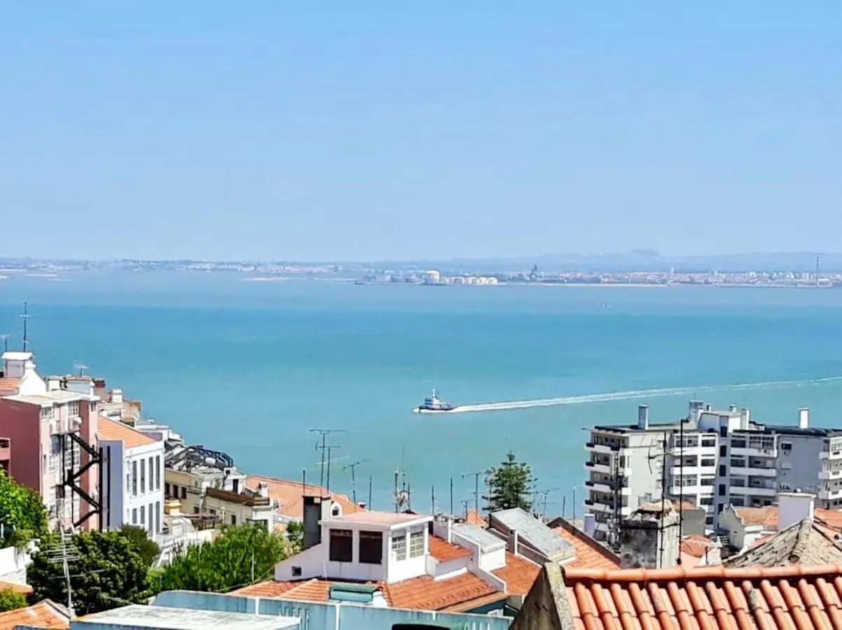 Comfortable Apartment With Balcony And Sea View In Lisbon 50 M²
