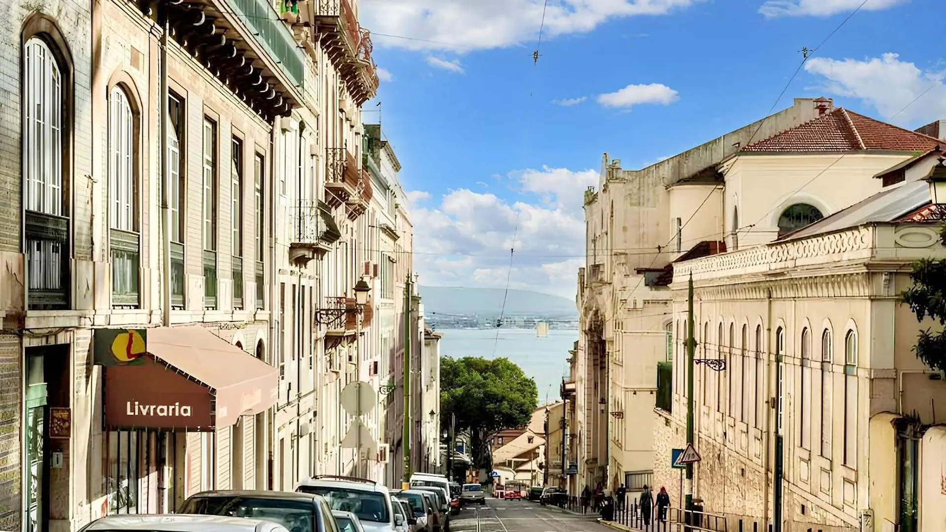 Comfortable Apartment With Balcony And Sea View In Lisbon 50 M²