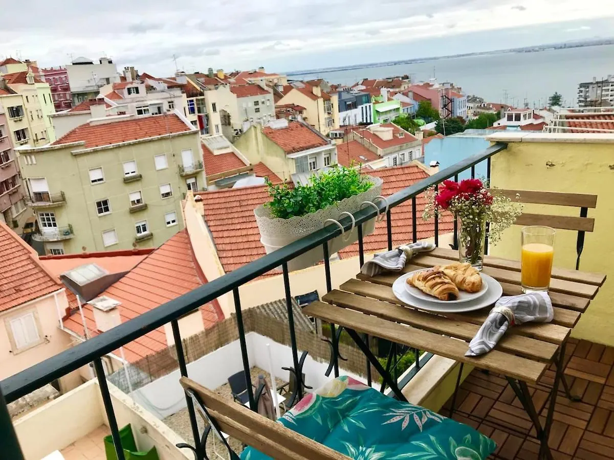 Comfortable Apartment With Balcony And Sea View In Lisbon 50 M²