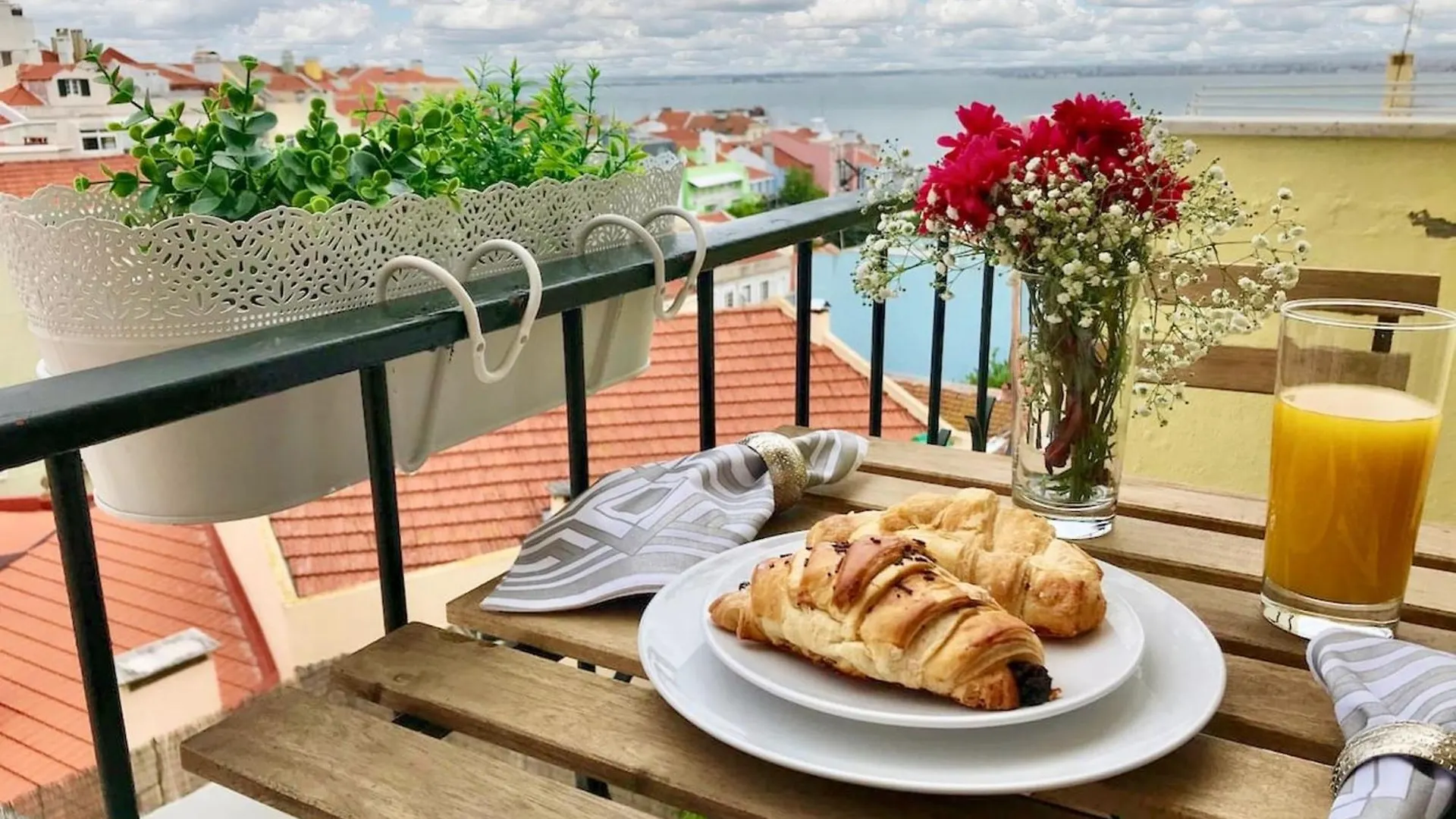 Comfortable Apartment With Balcony And Sea View In Lisbon 50 M² Portugal