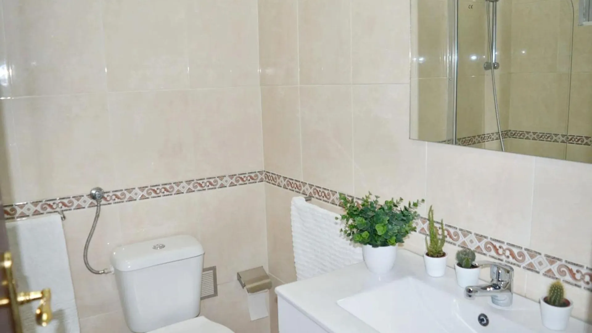 Comfortable Apartment With Balcony And Sea View In Lisbon 50 M²